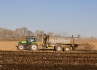 Jakie są zasady składowania nawozów naturalnych? O tym musi wiedzieć każdy rolnik nawożenie